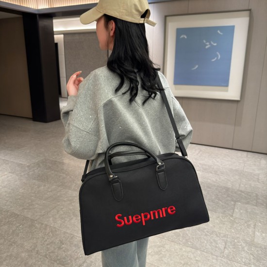 Stylish, minimalist, contrasting color handbag with wet/dry separation, crossbody gym bag Stylish, minimalist, contrasting color handbag with wet/dry separation, crossbody gym bag